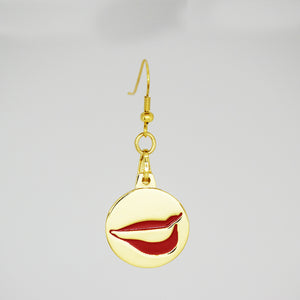 Smile Charm earring in gold front detail